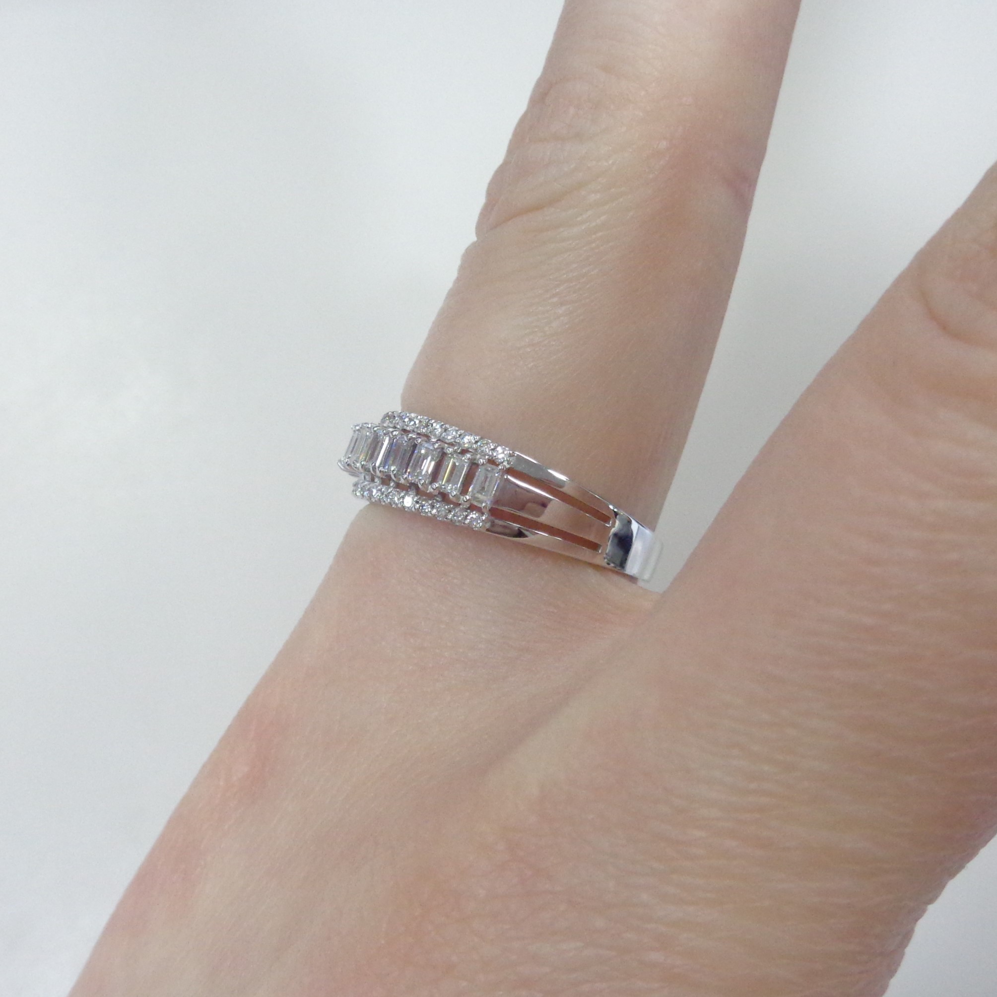 Кольцо из белого золота с бриллиантами